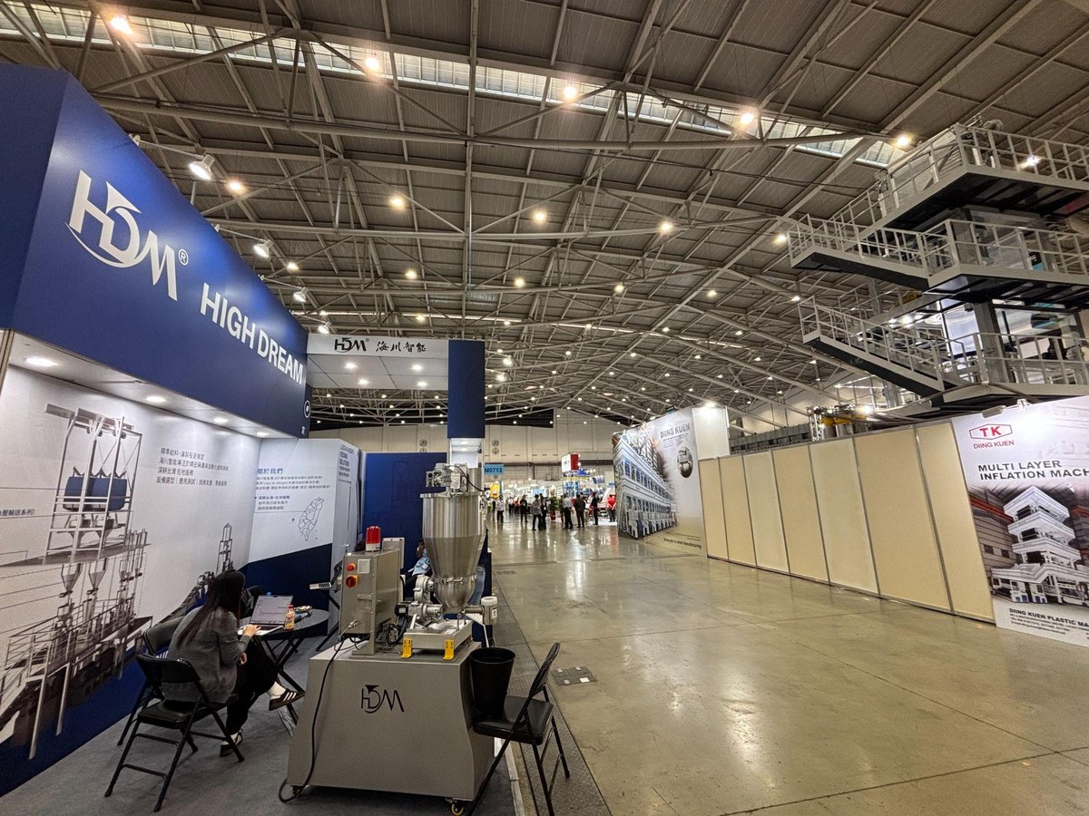 High Dream booth M0713 at TaipeiPLAS 2026 with a twin-screw loss-in-weight feeder on display, next to Diing Kuen's multi-layer blown film machine