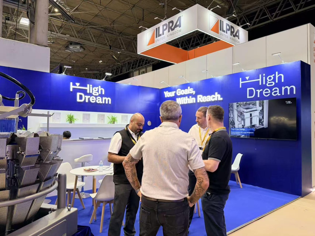 Les équipes de Highdream et de son distributeur britannique échangent avec des clients sur des solutions de pesage sur mesure, sur le stand PPMA.